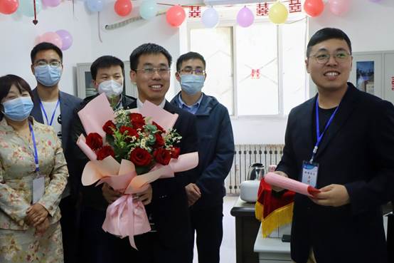 一群穿着西装笔挺的男子与配字描述已自动生成