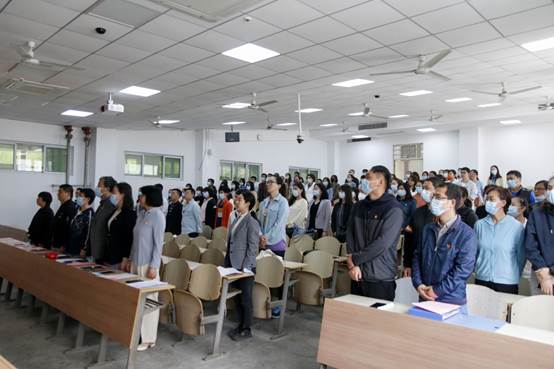 会议室里的人们描述已自动生成