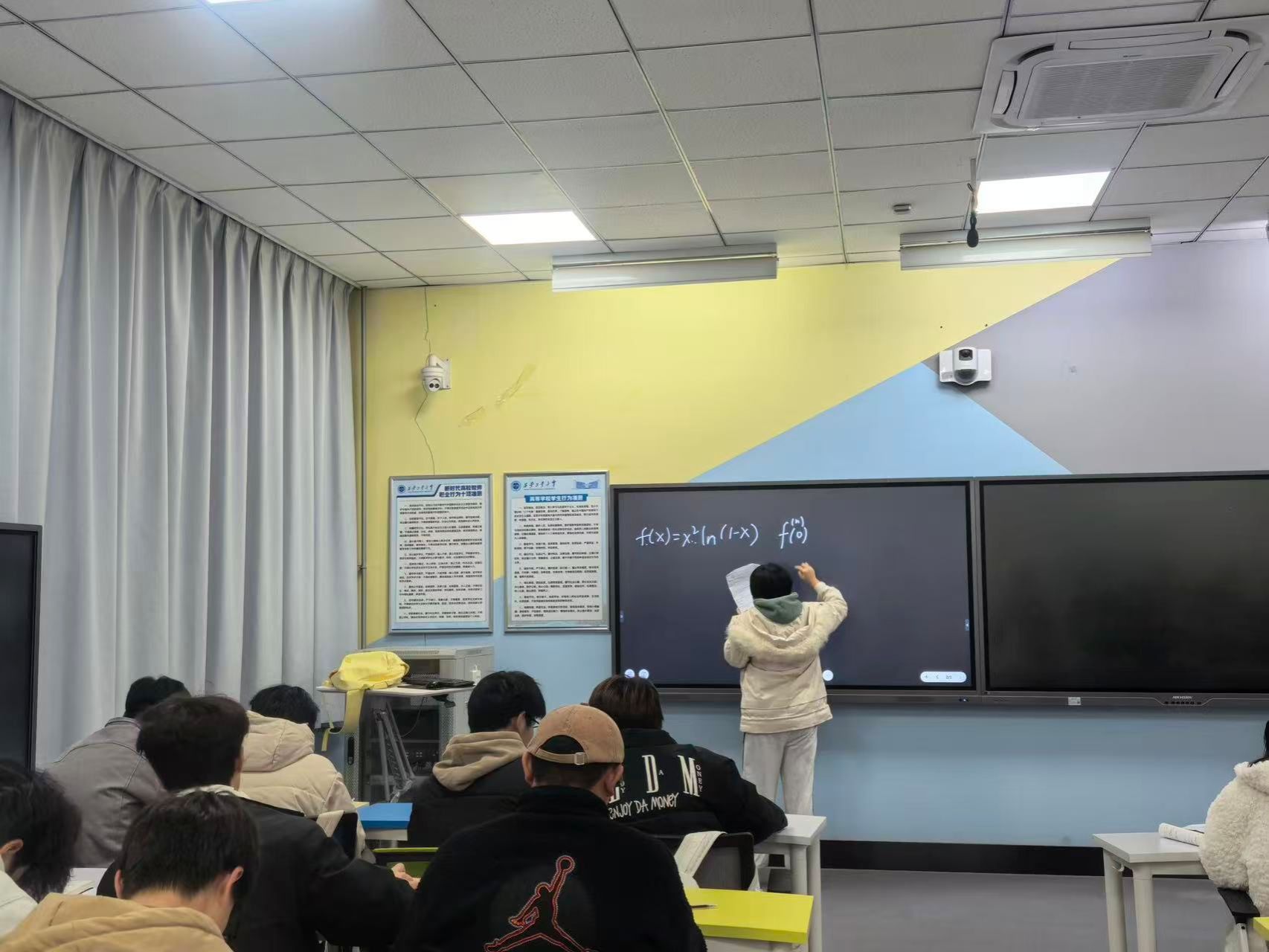 你问我答 共同提升——壹号娱乐
开展期中考试试卷分析专项活动