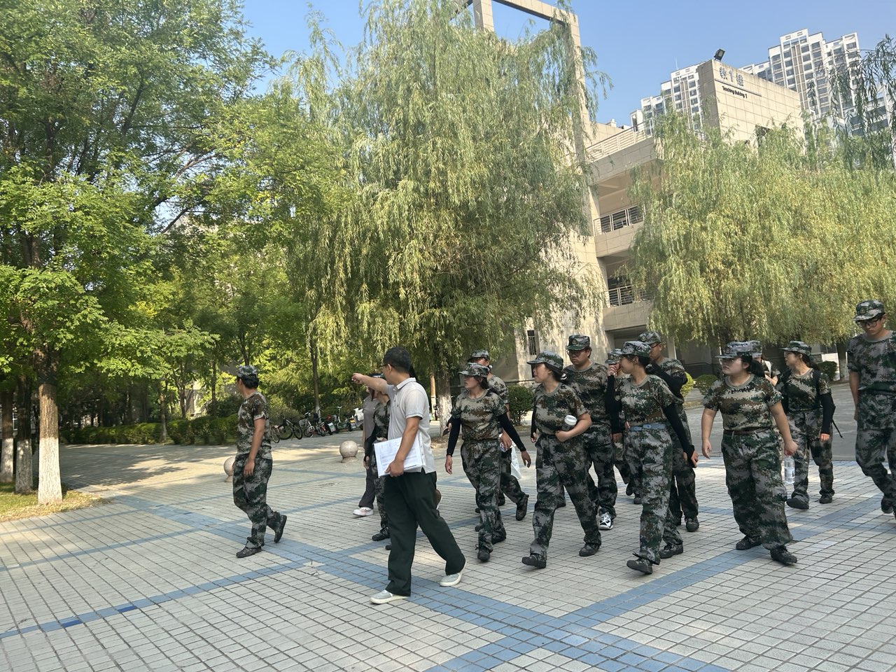 壹号娱乐
举行“师长带你逛校园”活动