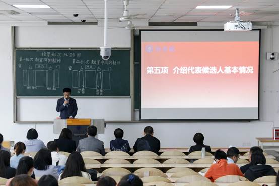 会议室里的人们描述已自动生成