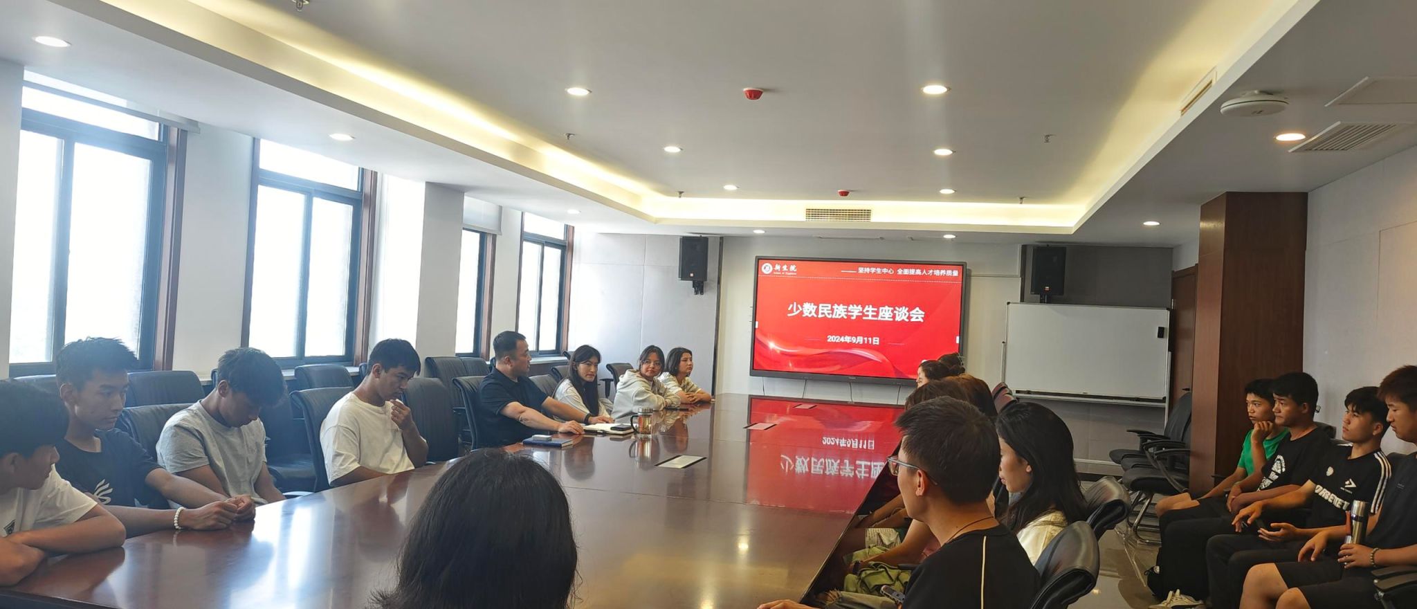 “听党话、感党恩、跟党走”--壹号娱乐
召开少数民族学生座谈会