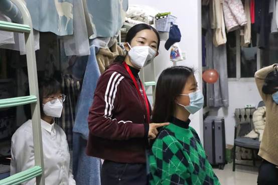 戴帽子的人在街道上低可信度描述已自动生成