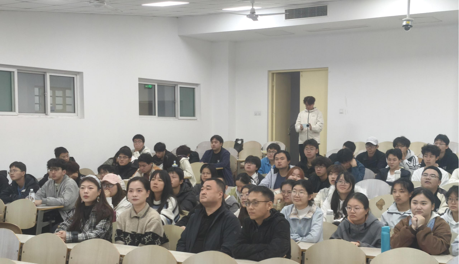 恪守诚信底线  书写青春答卷——壹号娱乐
开展期诚信教育主题班会