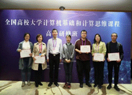 一群人站在一起合影描述已自动生成