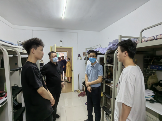壹号娱乐
领导深入公寓走访学生宿舍