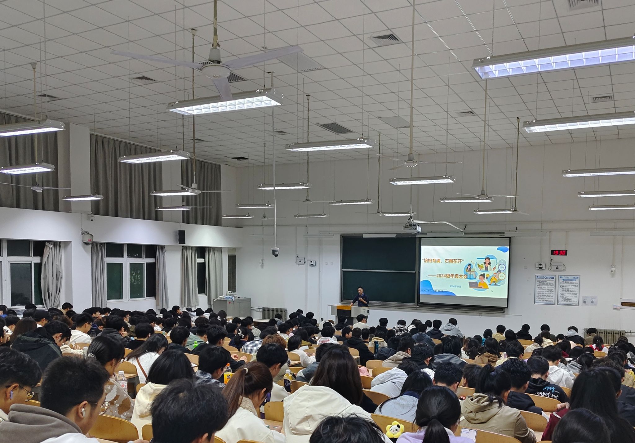 培根育魂 石榴花开——壹号娱乐
召开年级大会