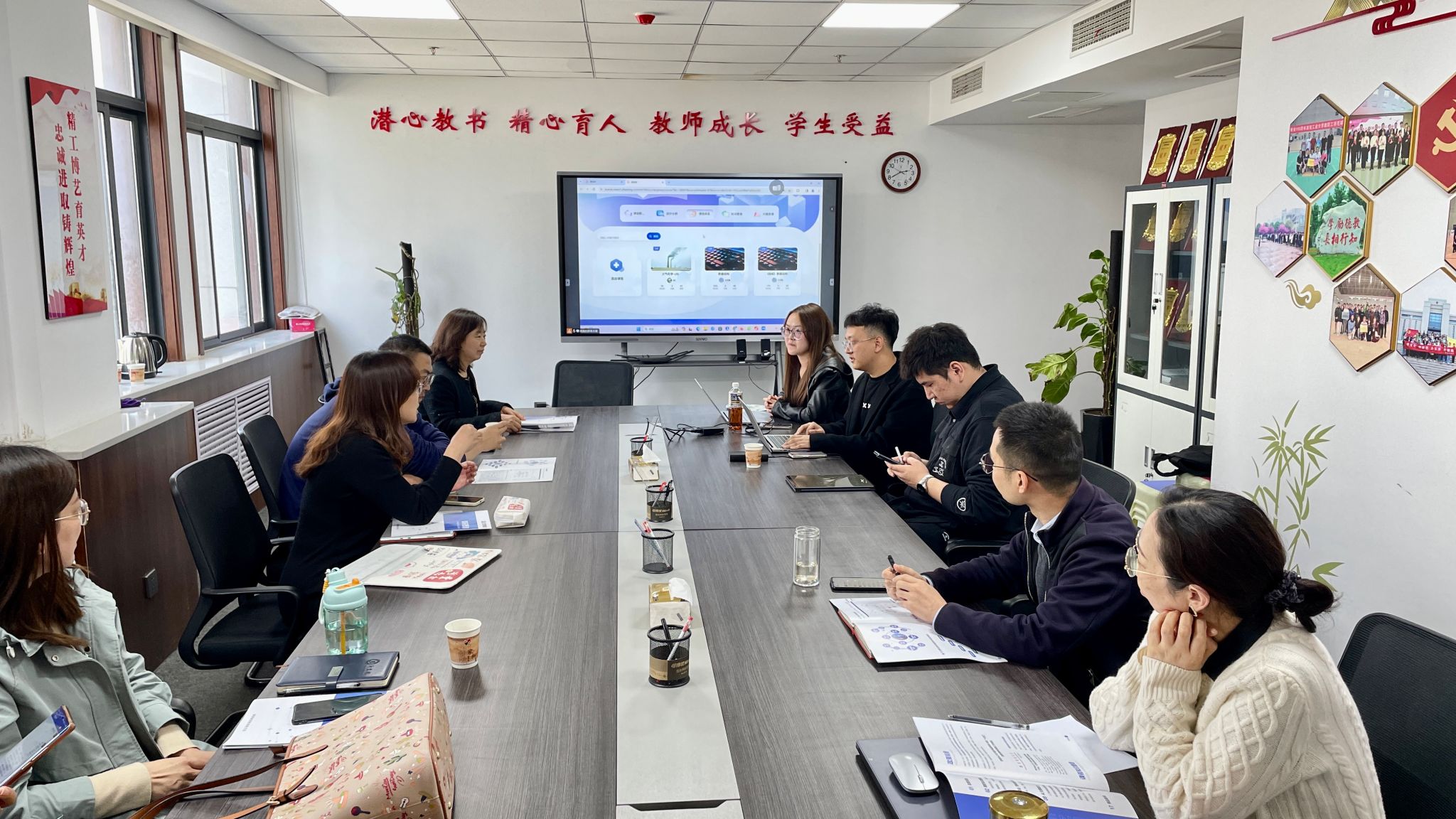 壹号娱乐
开展大学数学课群数字化建设研讨会