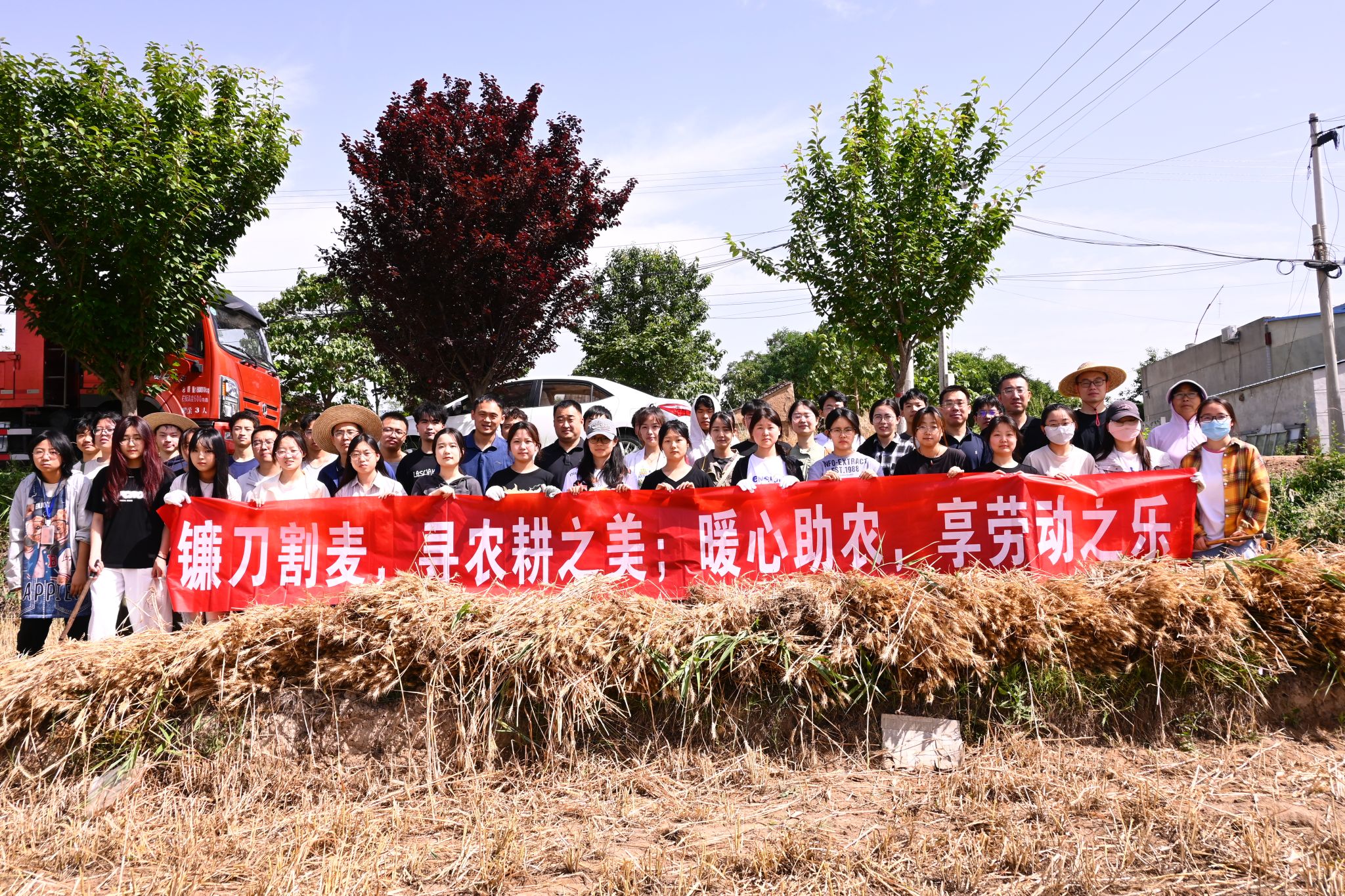 “镰刀割麦，寻农耕之美；暖心助农，享劳动之乐”----壹号娱乐
组织2023级学生开展劳育教育活动