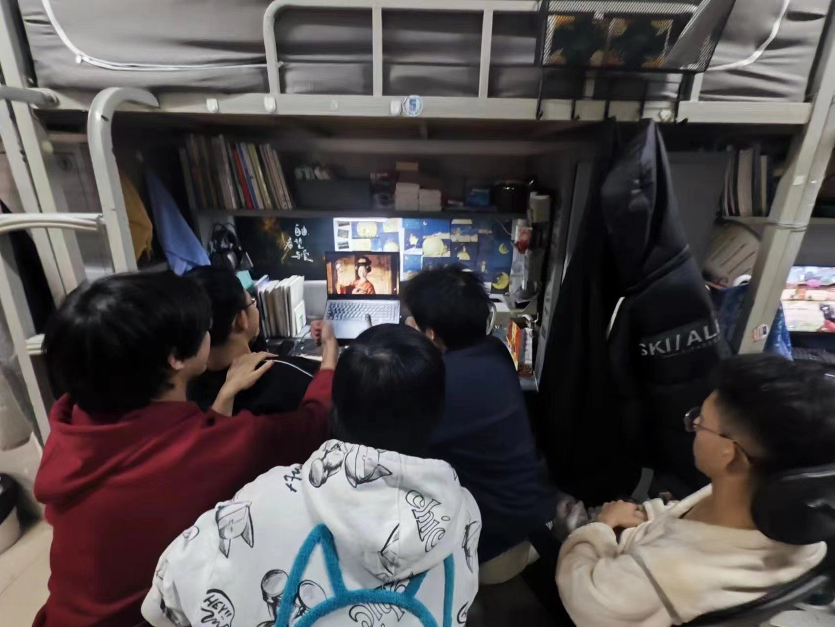 弘扬时代优秀文化助力青年全面成长——壹号娱乐
组织学生观看《揭秘影视作品中的“非遗密码”》公开课