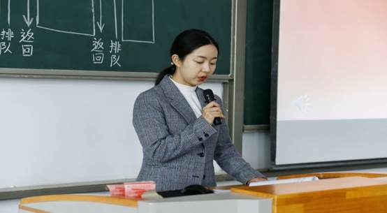 女人在电视前描述已自动生成