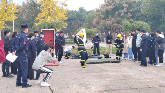 壹号娱乐
参加西安工业大学“119”消防周技能竞赛