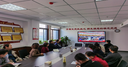 踔厉奋发 勇毅前行：壹号娱乐
师生观看党的二十大开幕盛会