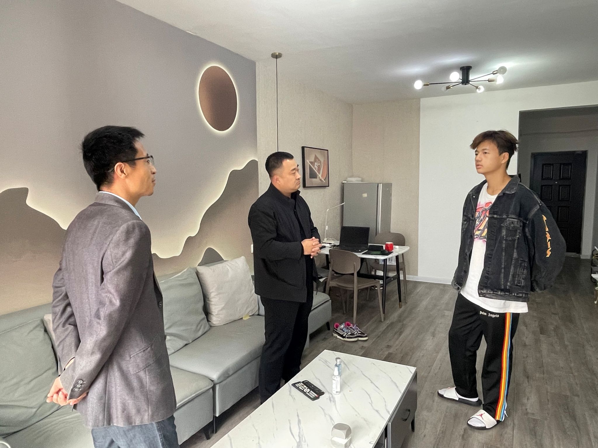 问需送暖情系新生--壹号娱乐
开展校外住宿学生走访活动