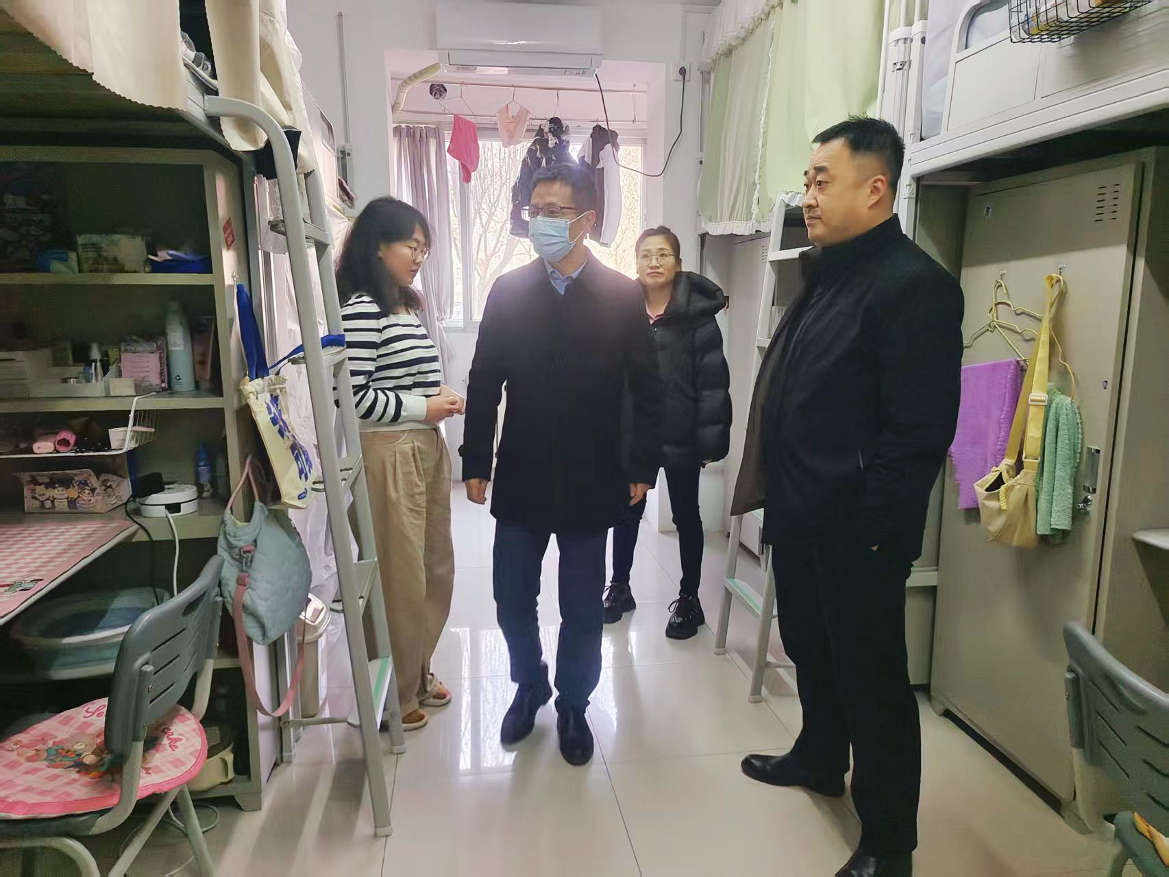 迎春送暖 开启新征程---壹号娱乐
领导走访学生宿舍