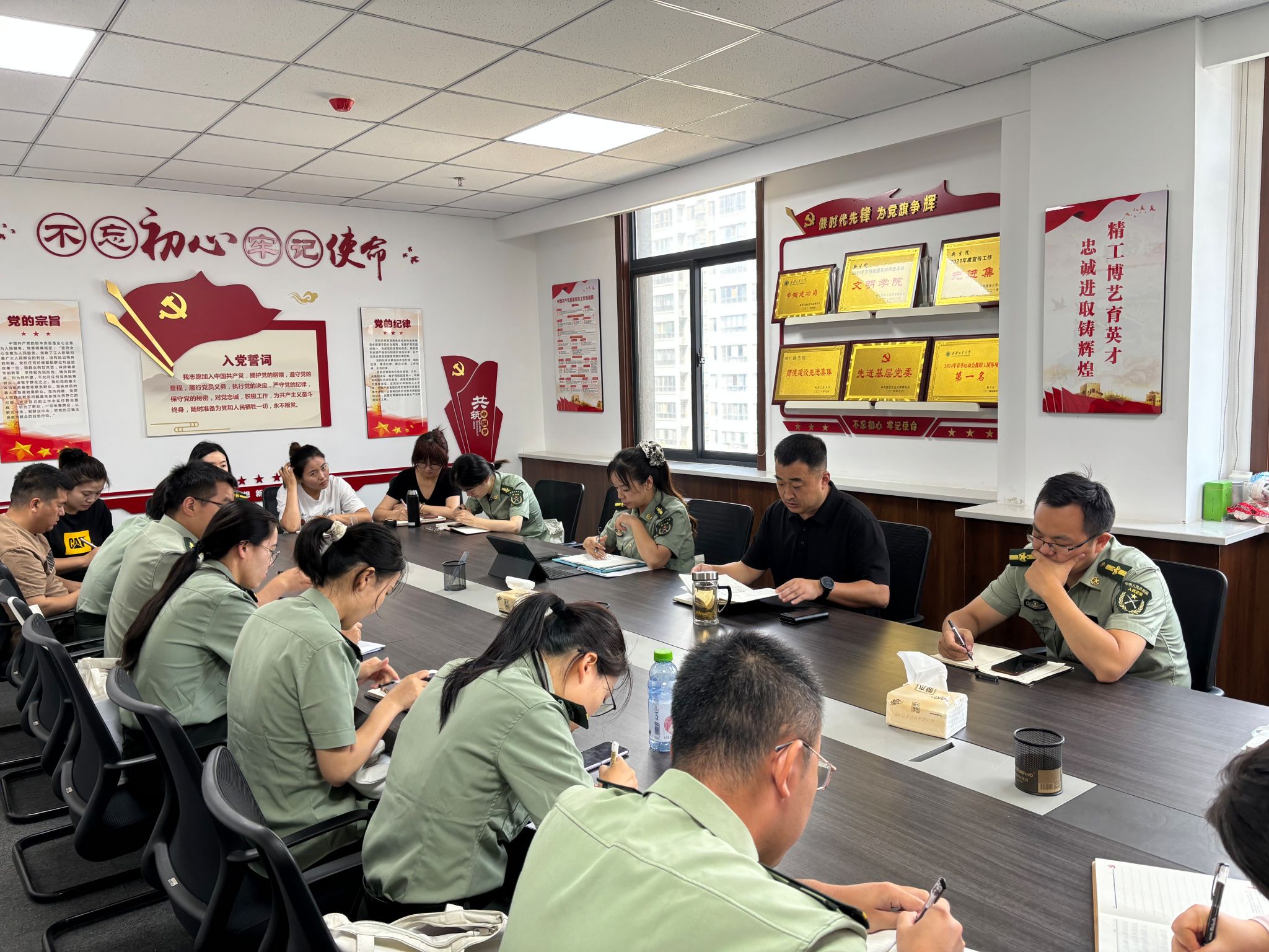 壹号娱乐
召开学生工作会议