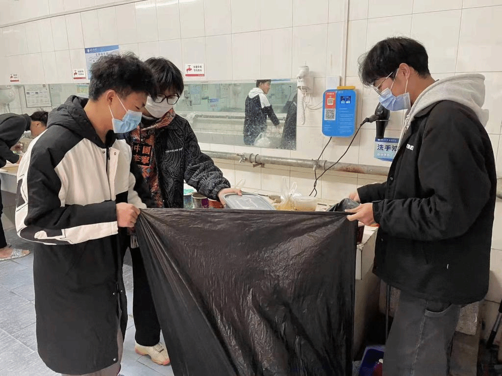 壹号娱乐
抗疫突击先锋队开展垃圾清理活动