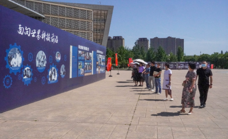 壹号娱乐
组织参观“众心向党 自立自强——党领导下的科学家主题展”