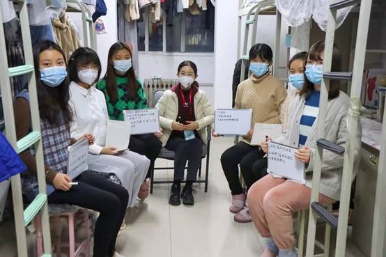 一群人站在椅子上描述已自动生成