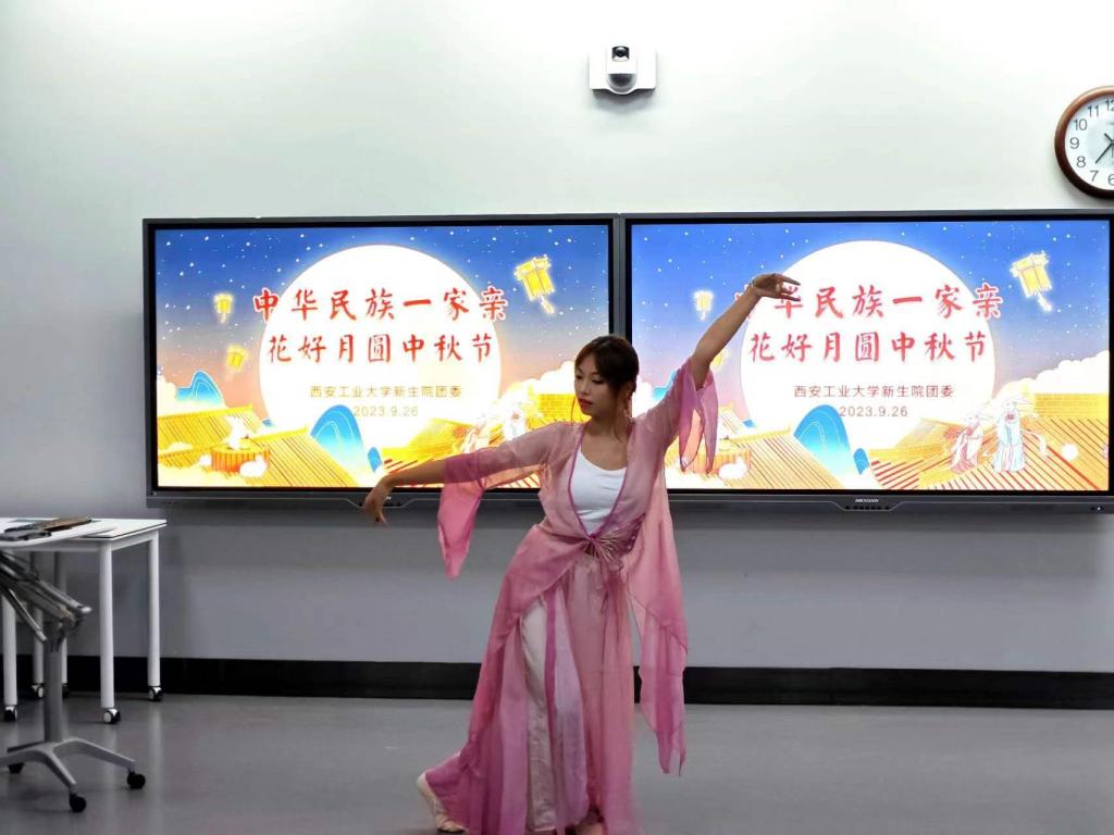 “石榴同心 青春同行”壹号娱乐
组织少数民族同学共同欢度中秋佳节