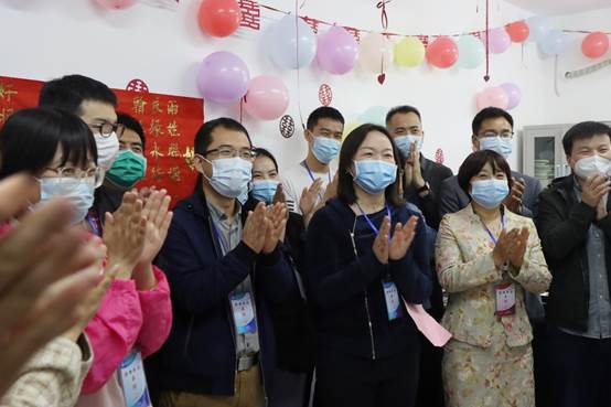 一群人正在聊天描述已自动生成