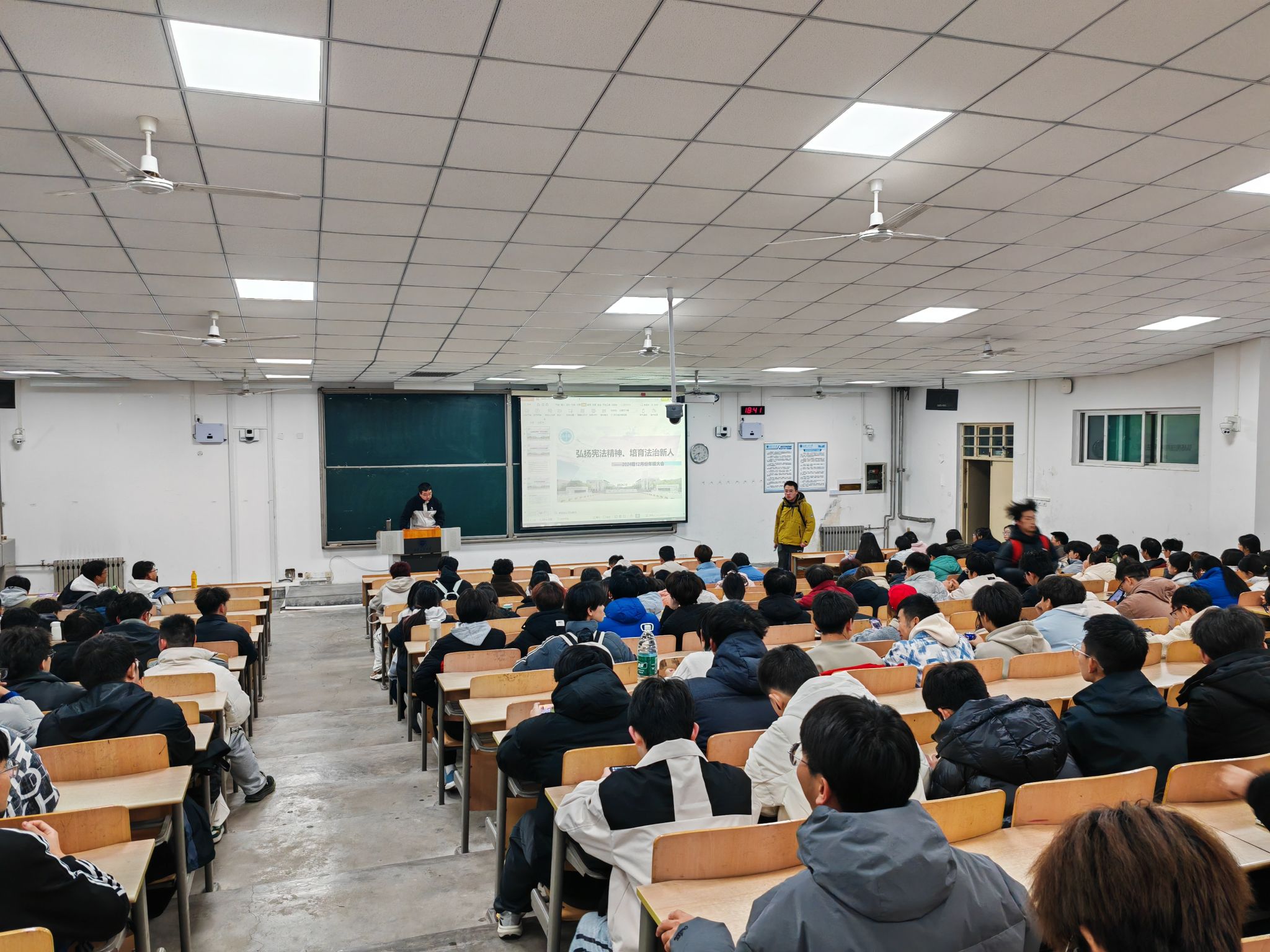 弘扬宪法精神 筑牢法治根基——壹号娱乐
开展弘扬宪法精神主题年级大会