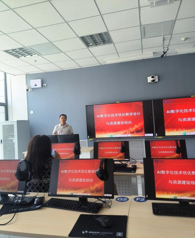 数智赋能教学提升——壹号娱乐
公共外语系举办AI数字化技术培训