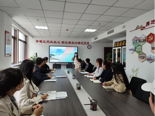 “一人一主题”——壹号娱乐
开展课程育人新模式研讨