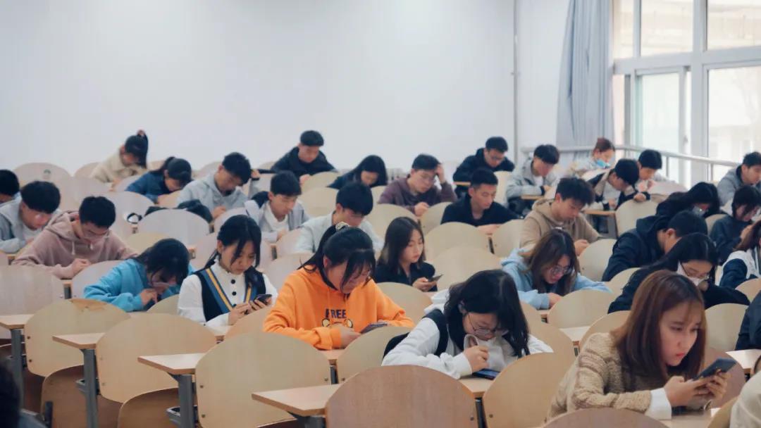 壹号娱乐
党史知识竞赛笔试现场实况！