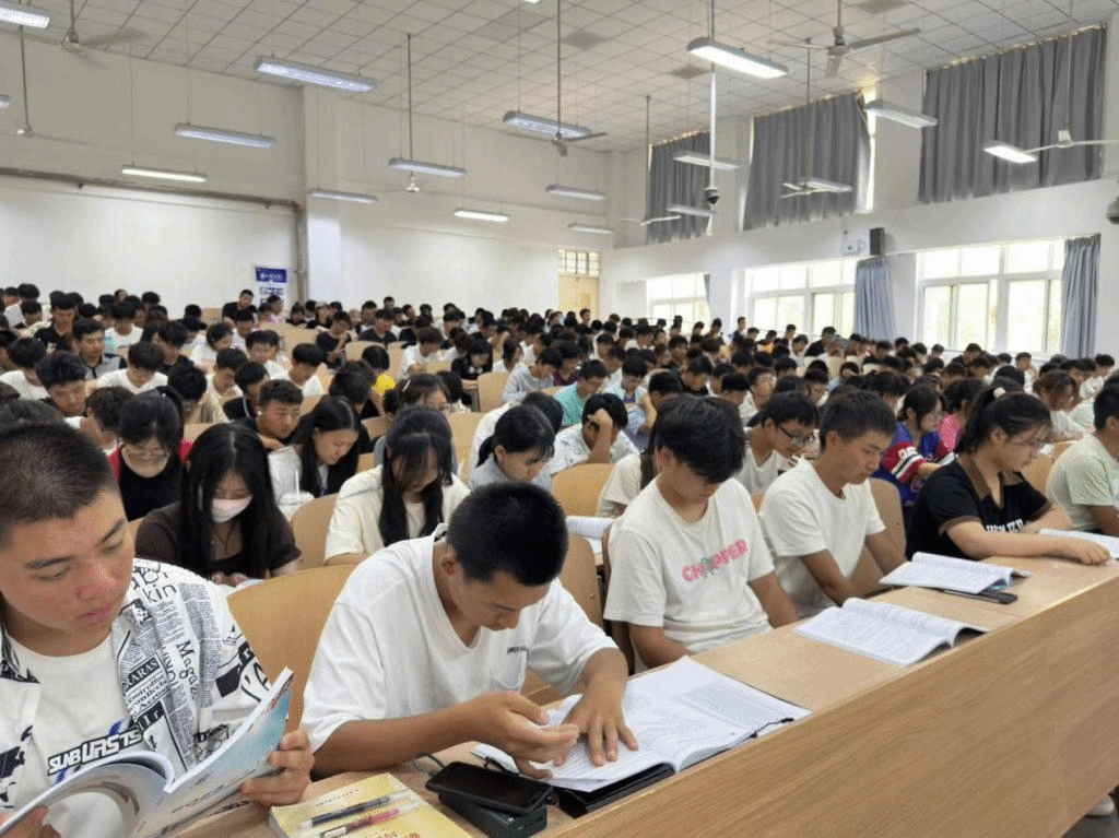 壹号娱乐
材料类专业召开新学期年级大会